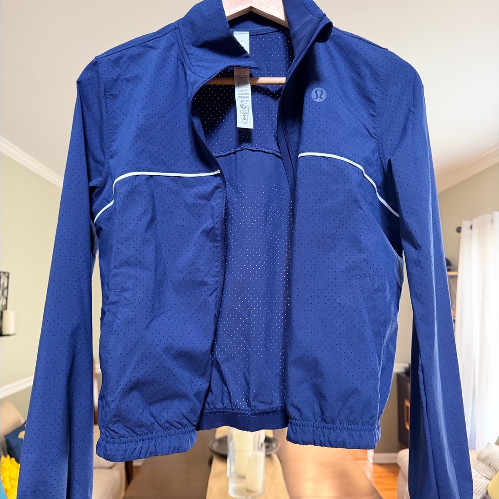 NWOT lululemon athletica Women's Blue Jacket size 2. Fits like an XS in women